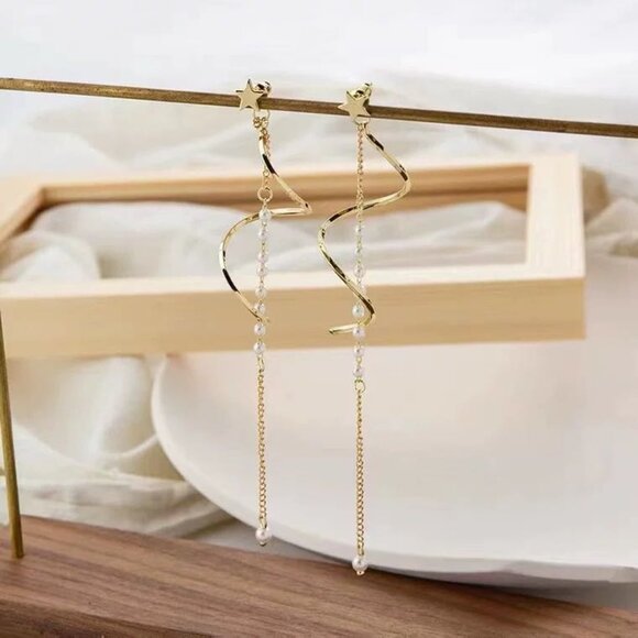 18K gold plated fresh pearl drop style earrings - Picture 3 of 4